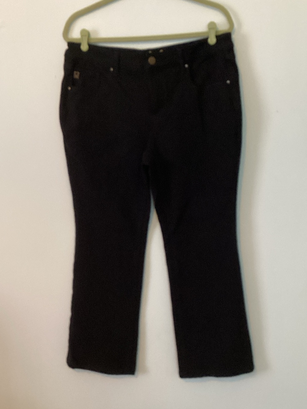 Belle by Kim Gravel Black Straight-Leg Jeans. 👗